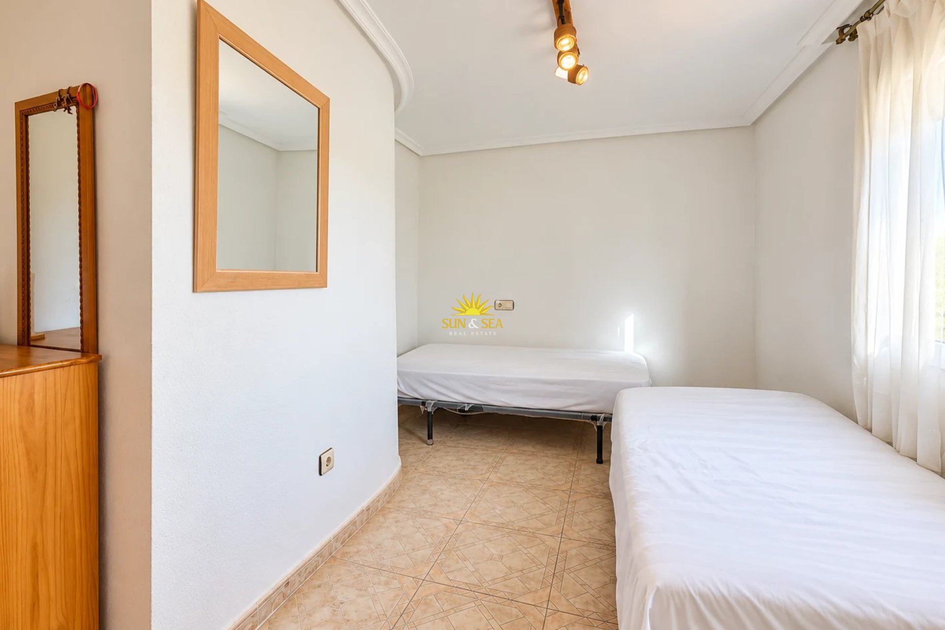 Alquiler a largo plazo - Chalet pareado  - Orihuela Costa