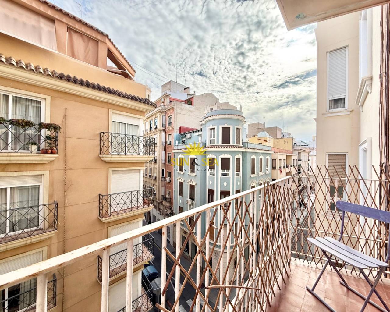 Apartamento - Alquiler a largo plazo - Alicante - Centro