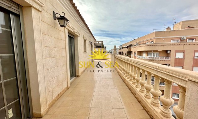 Atico - Alquiler a largo plazo - Torrevieja - Centro