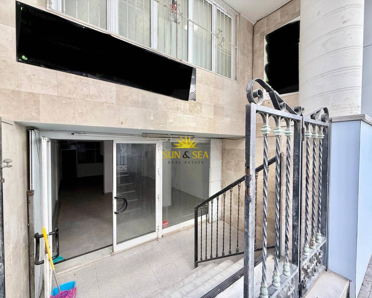 Comercial - Alquiler a largo plazo - Torrevieja - Centro