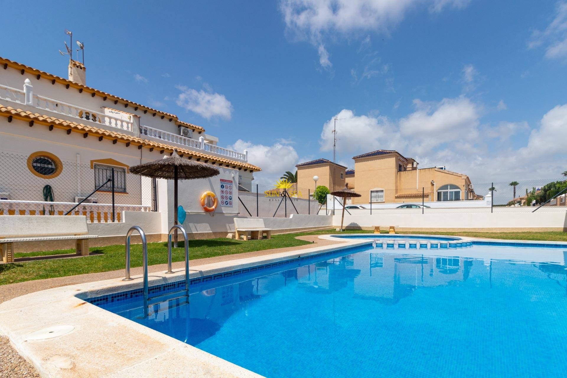 Перепродажа - Villa / Semi detached - Torrevieja - Los altos