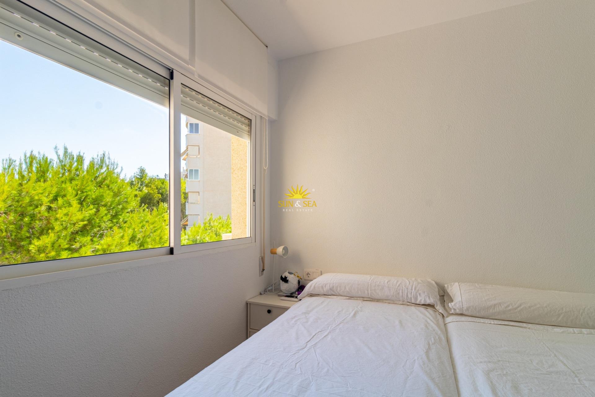 Resale - Apartment - Orihuela Costa - Campoamor