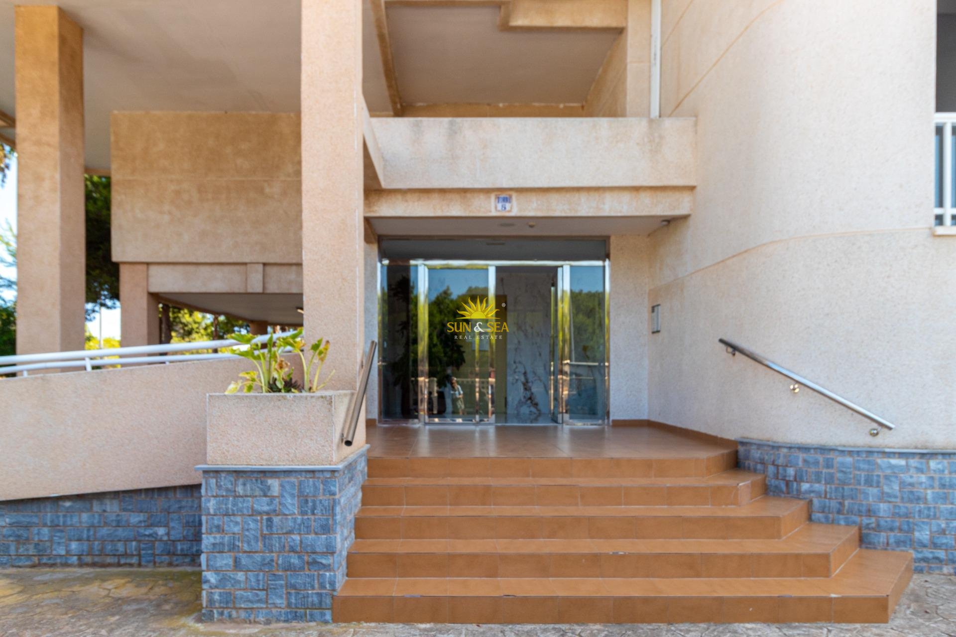 Resale - Apartment - Orihuela Costa - Campoamor