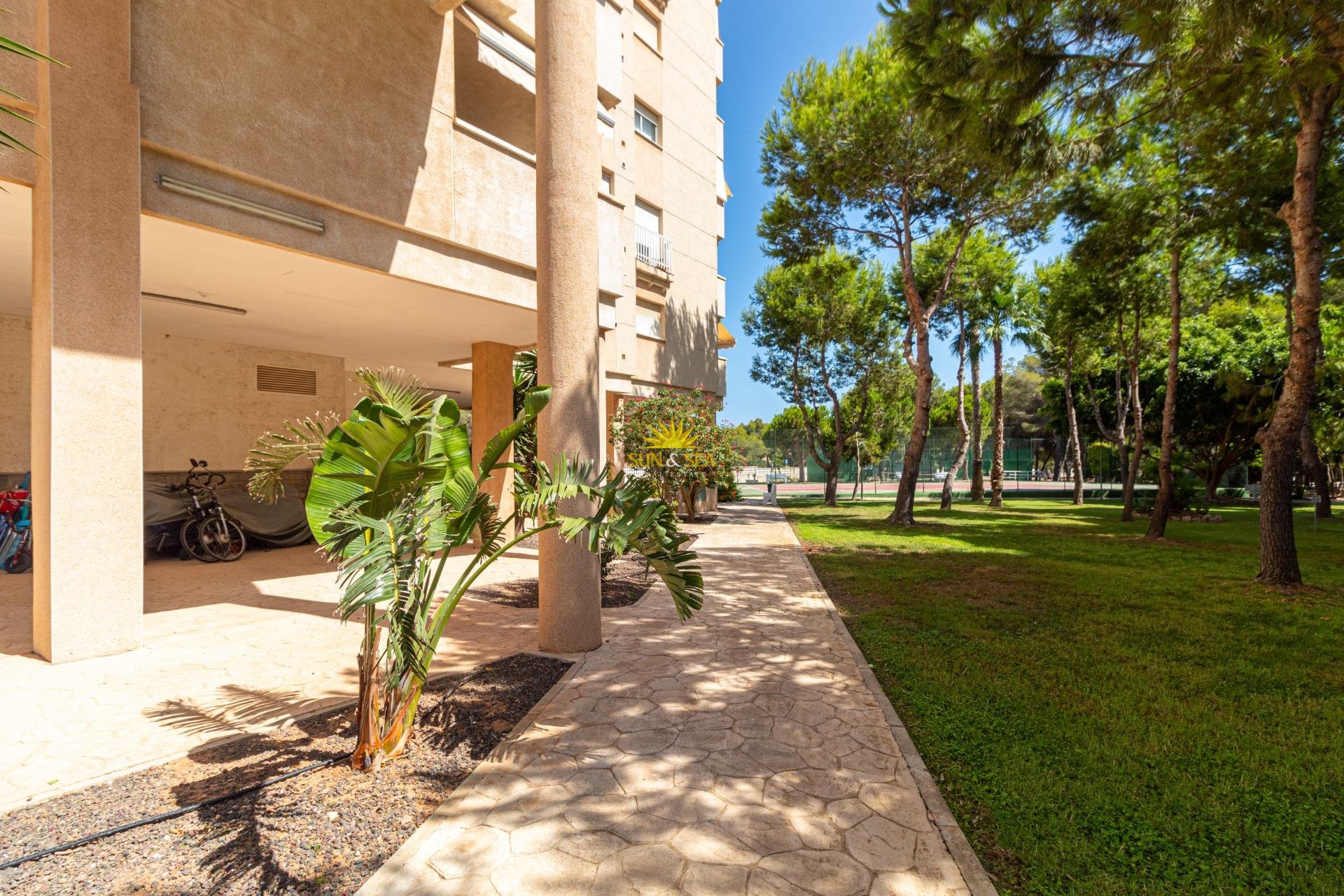 Resale - Apartment - Orihuela Costa - Campoamor