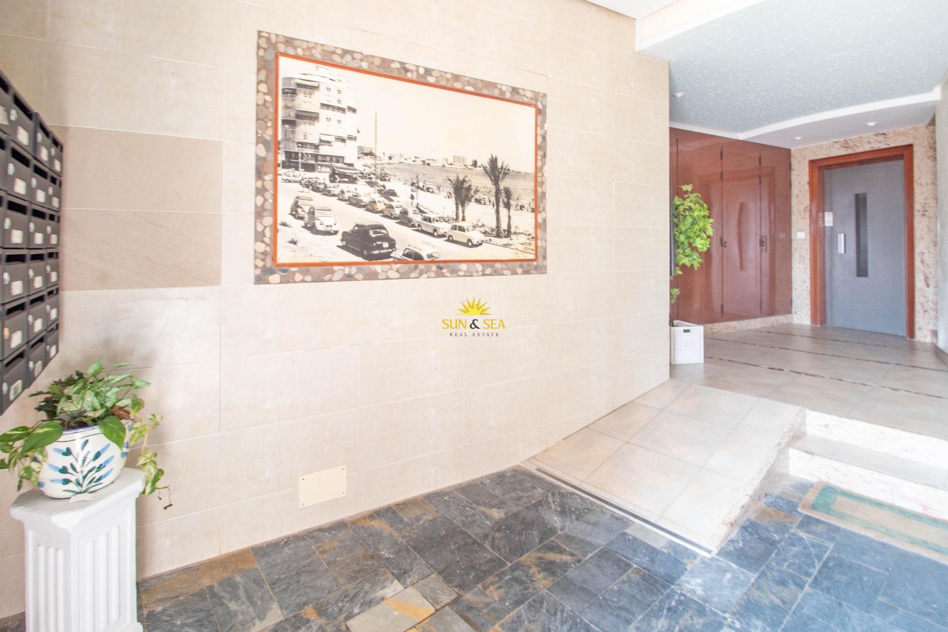 Resale - Apartment - Torrevieja - Acequion