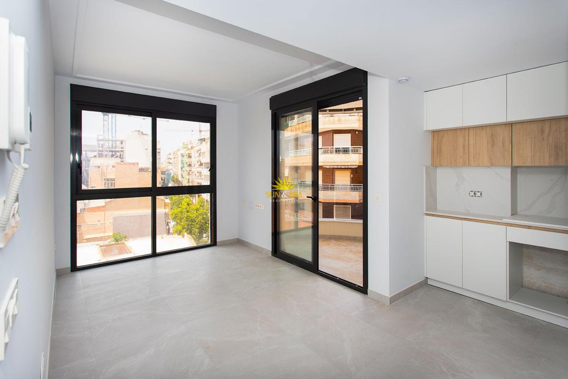 Resale - Apartment - Torrevieja - Paseo maritimo