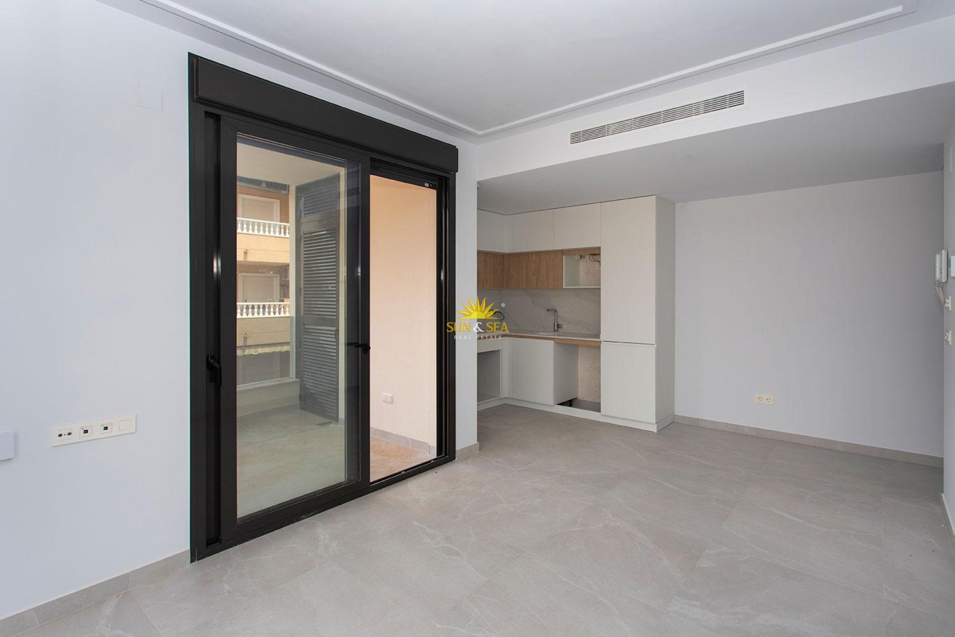Resale - Apartment - Torrevieja - Paseo maritimo