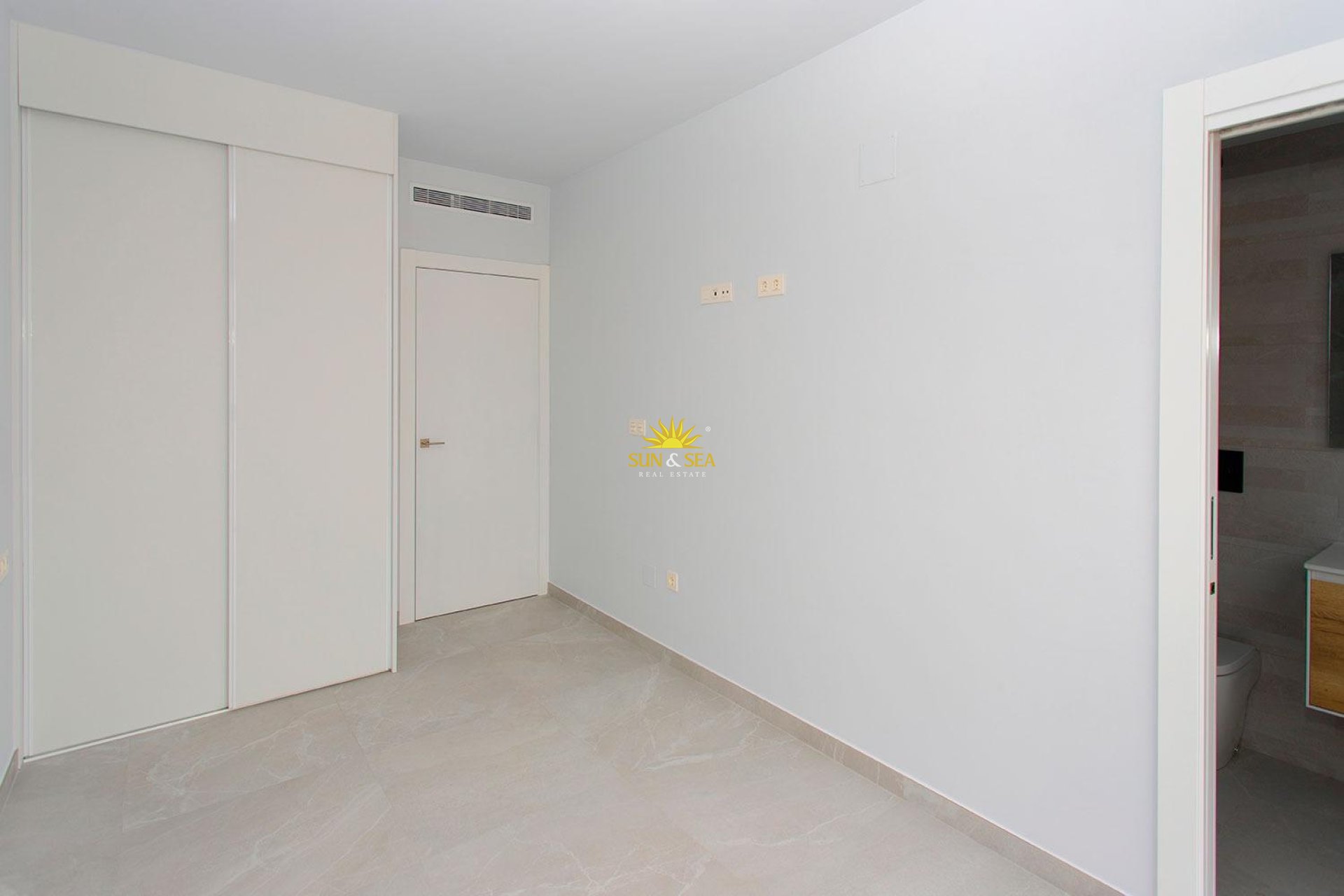 Resale - Apartment - Torrevieja - Paseo maritimo