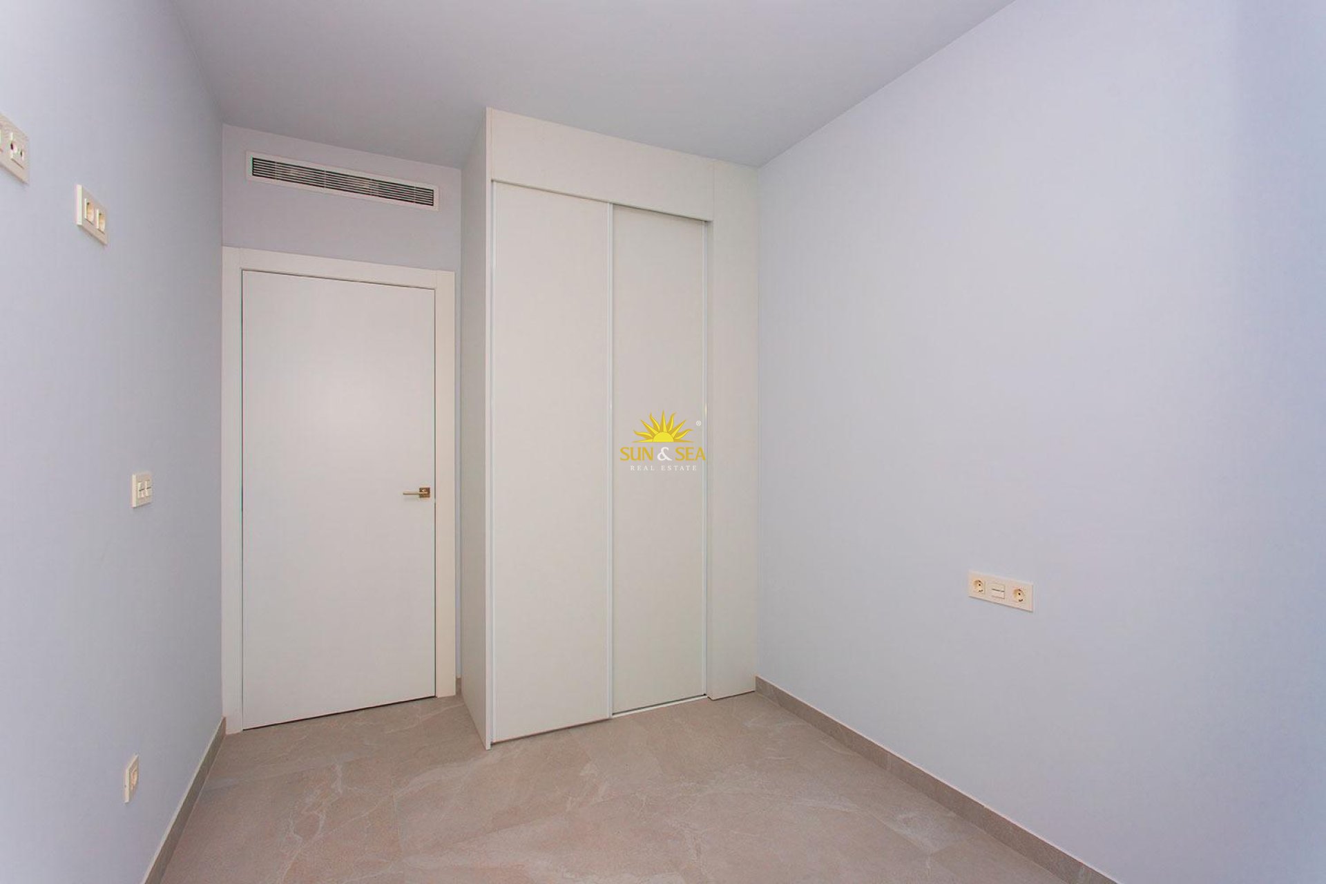 Resale - Apartment - Torrevieja - Paseo maritimo