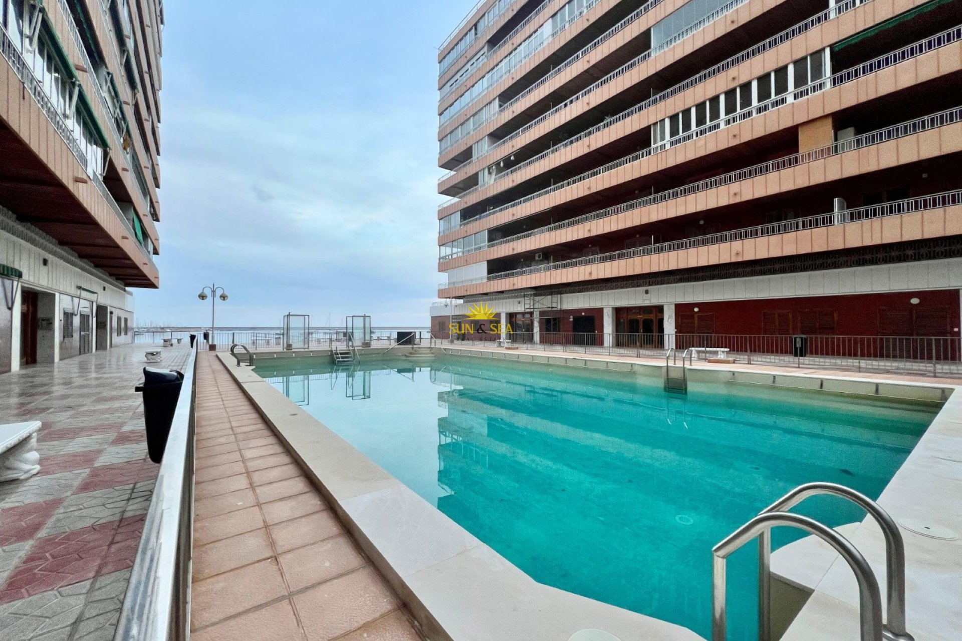 Resale - Apartment - Torrevieja - Paseo maritimo