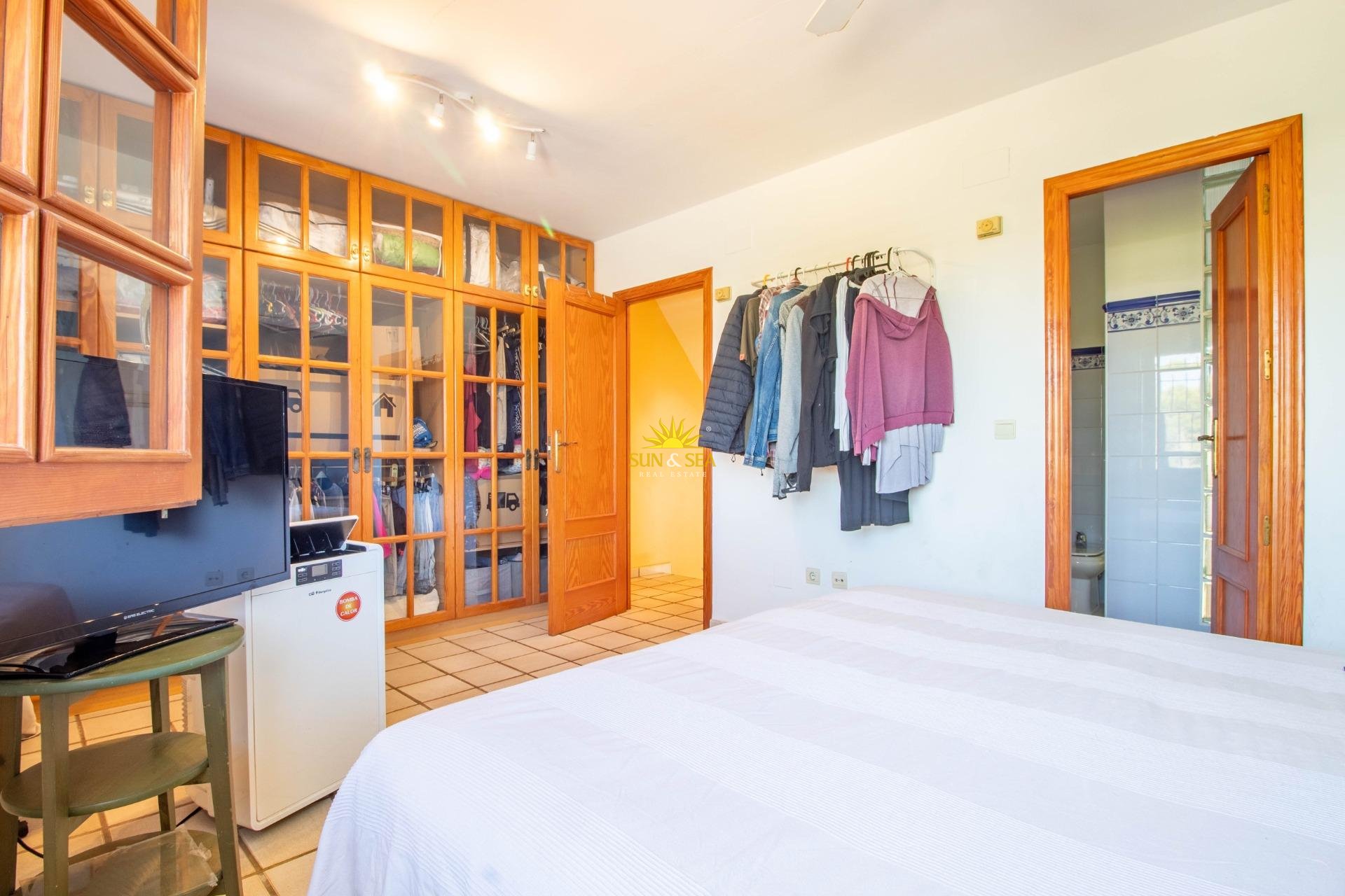 Resale - Villa / Semi detached - Cabo Roig