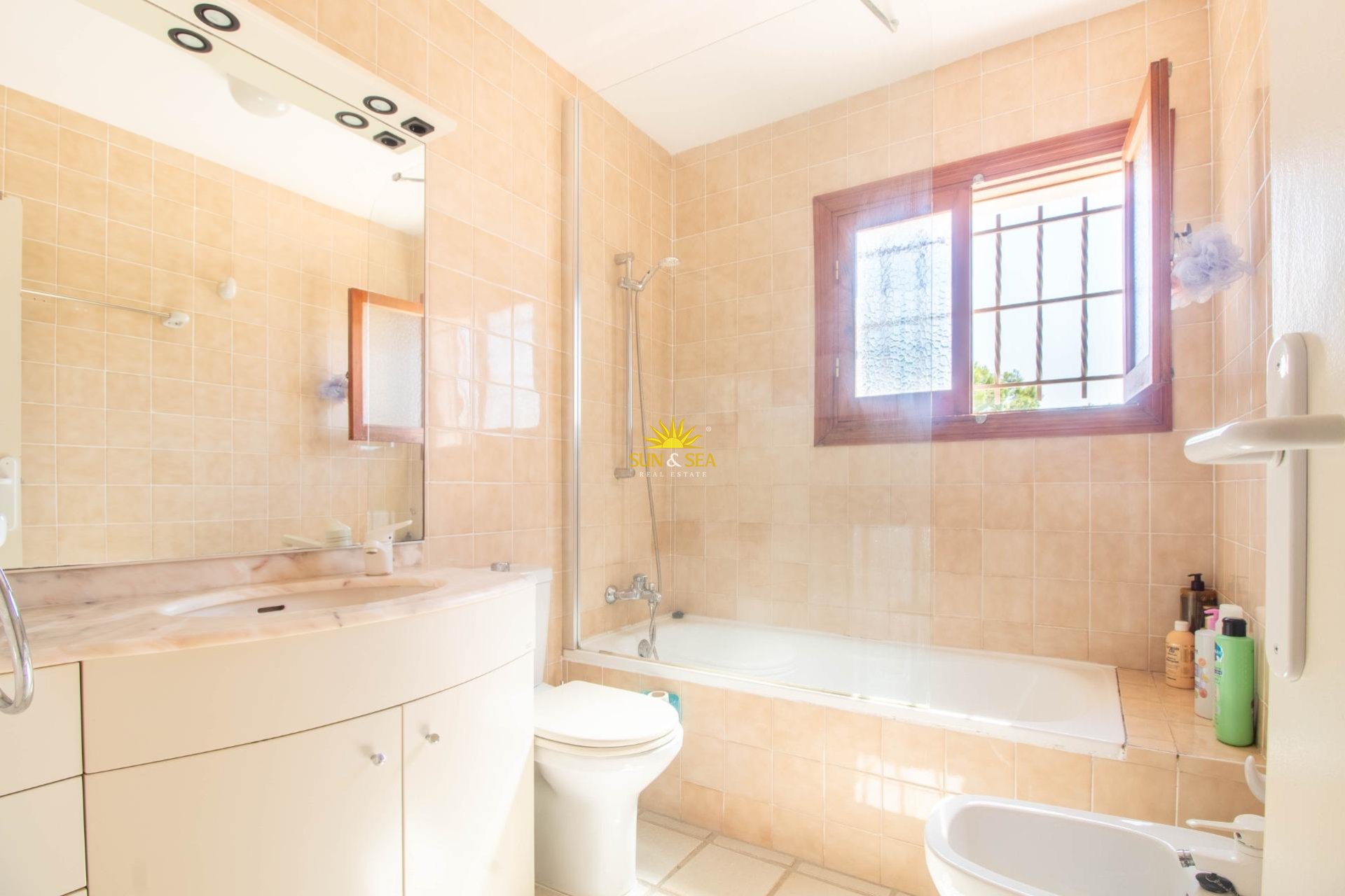 Resale - Villa / Semi detached - Cabo Roig