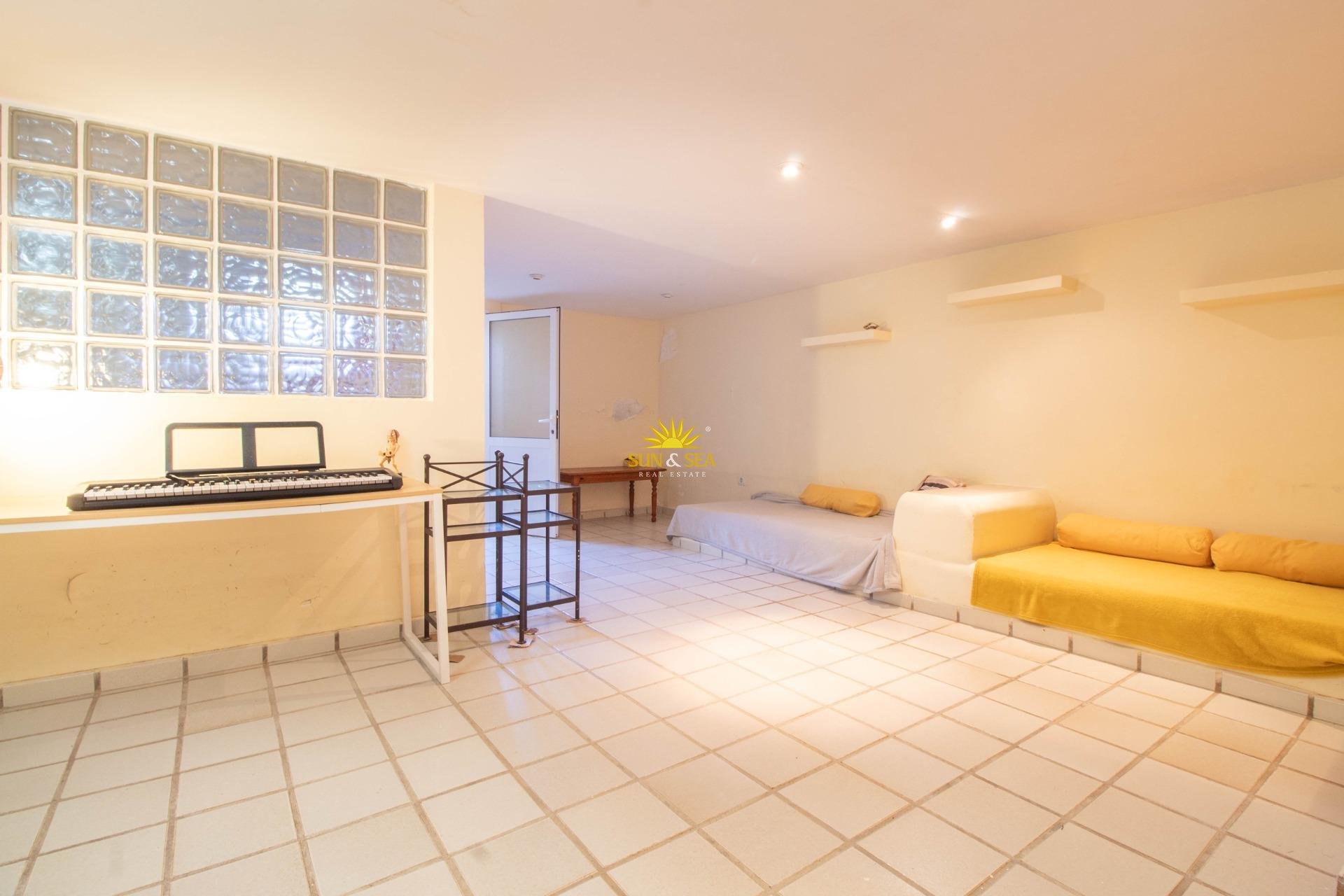 Resale - Villa / Semi detached - Cabo Roig