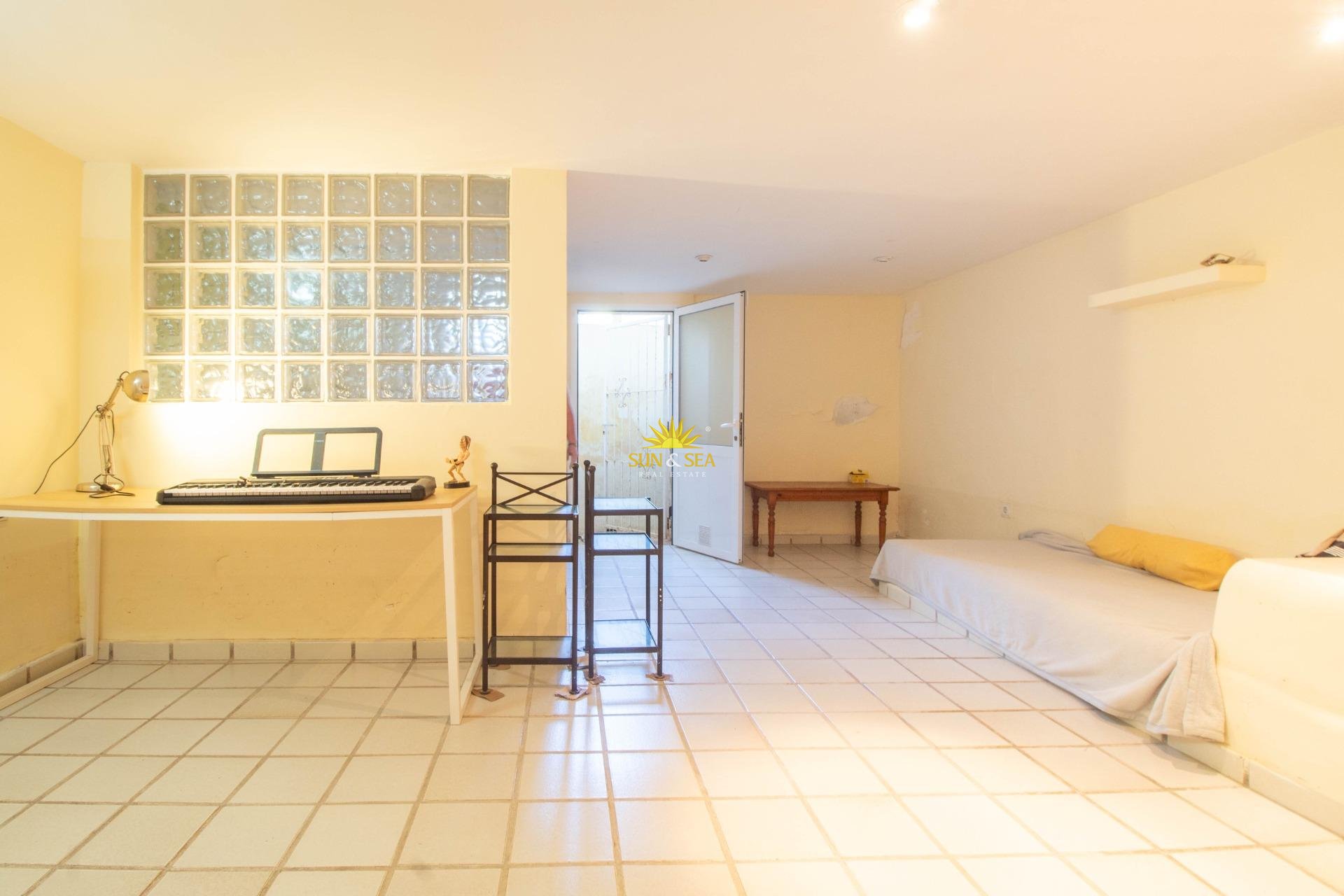 Resale - Villa / Semi detached - Cabo Roig