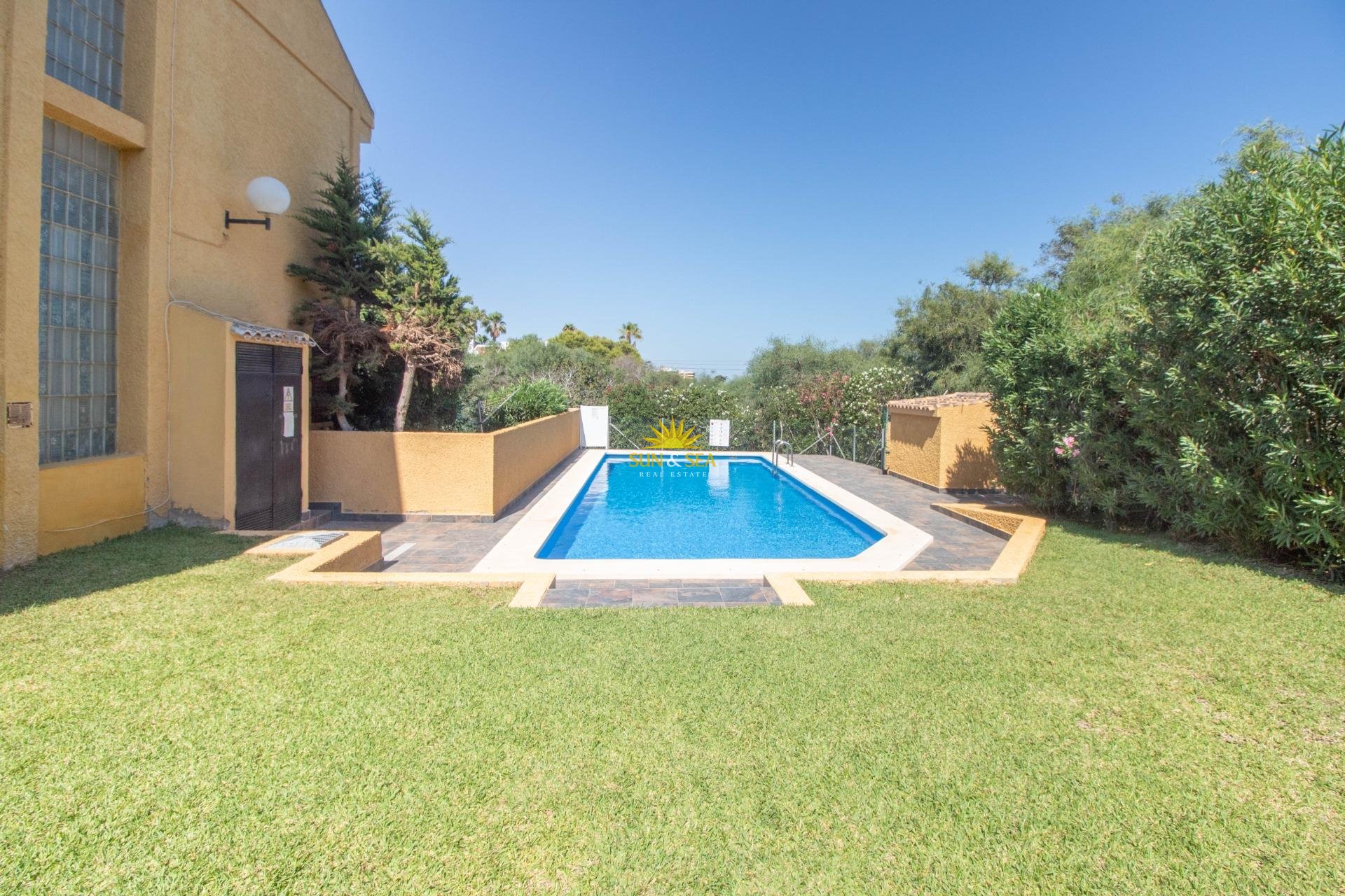 Resale - Villa / Semi detached - Cabo Roig