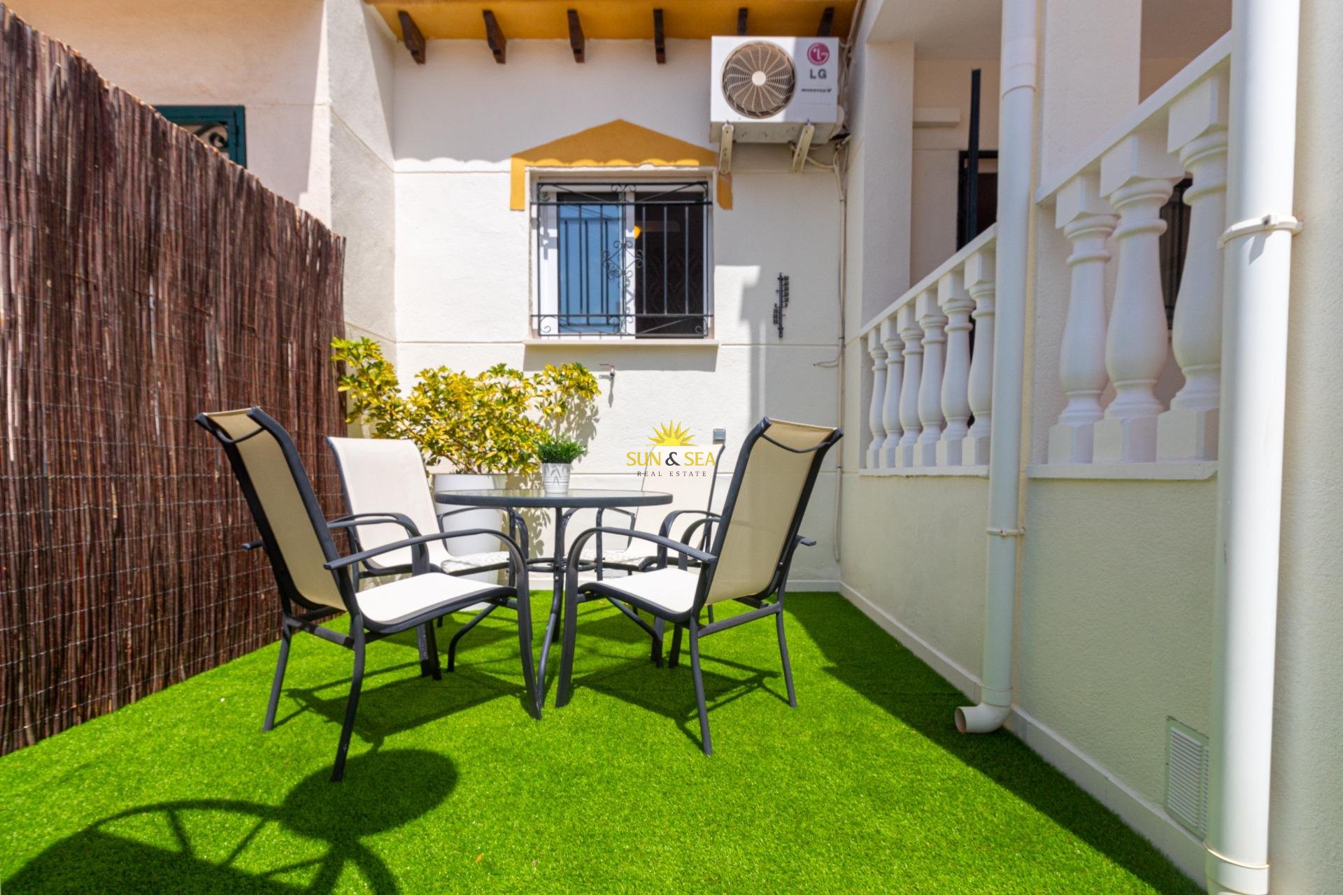 Resale - Villa / Semi detached - Torrevieja - Los altos