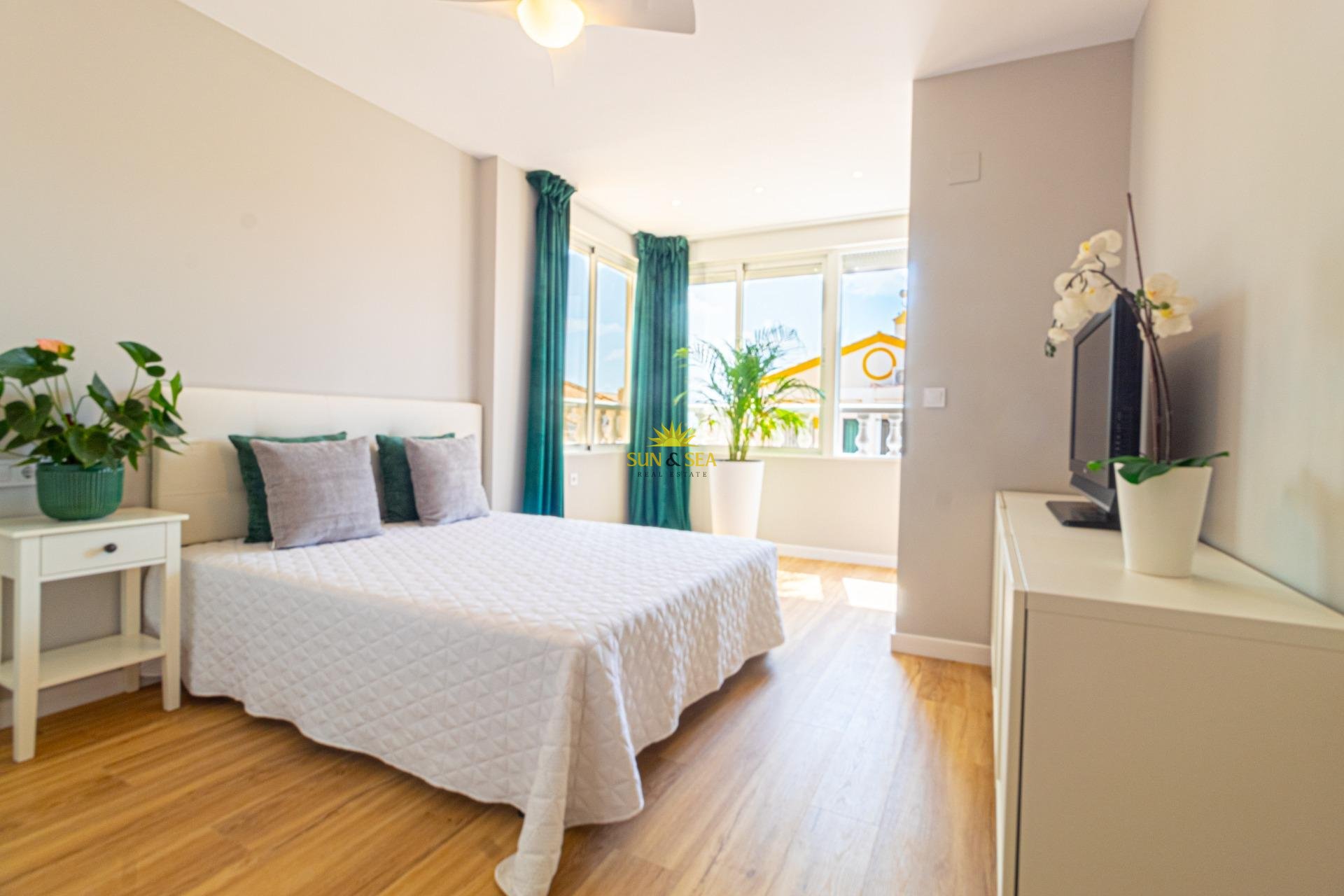 Resale - Villa / Semi detached - Torrevieja - Los altos