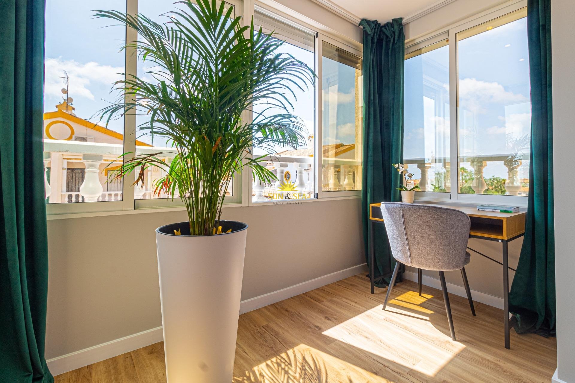 Resale - Villa / Semi detached - Torrevieja - Los altos