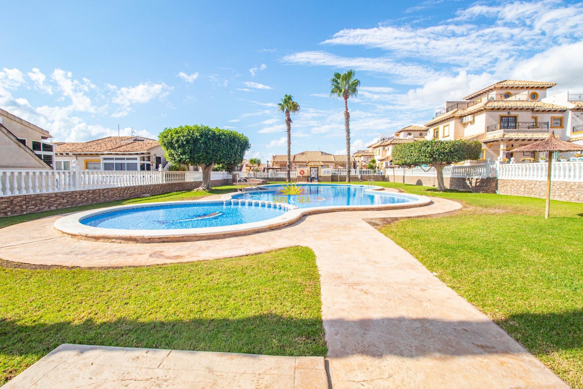 Reventa - Villa / Semi separado - Orihuela Costa - La Zenia