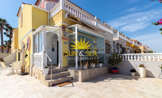 Villa / Doppelhaushälfte - Wiederverkauf - Orihuela Costa - La Regia