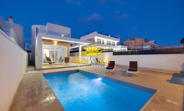 Villa - Herverkoop - Torrevieja - Aguas Nuevas