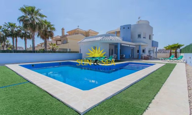 Villa - Location à long terme - La Manga del Mar Menor - Zona Urbanización Veneziola Golf
