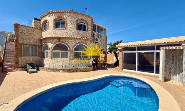 Villa - Wiederverkauf - Orihuela Costa - La Florida