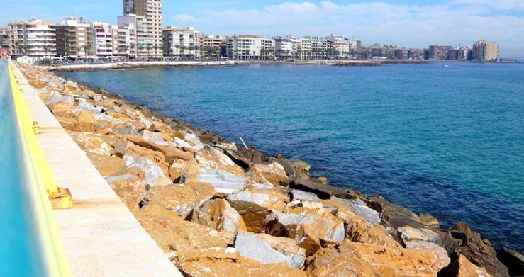 Trabajos de repavimentación y arreglos en el Dique de Levante de Torrevieja