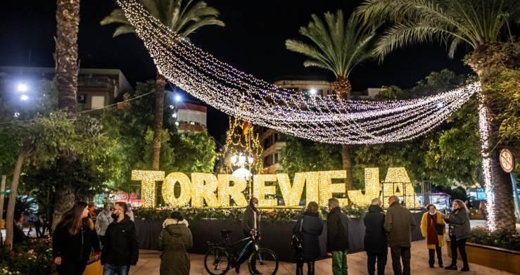 Torrevieja lights up 70 streets with a spectacular display for the Patron Saint Festivities and Christmas 2025