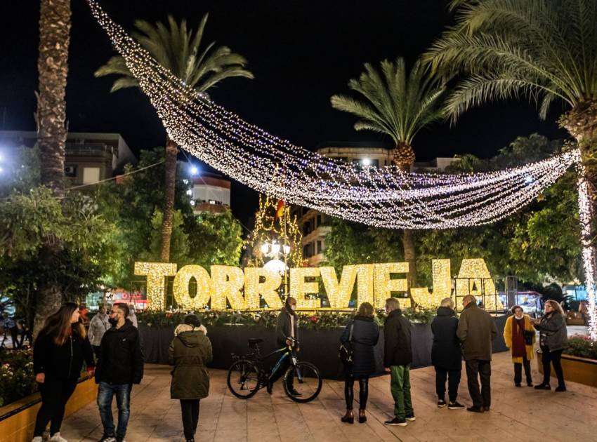 Torrevieja lights up 70 streets with a spectacular display for the Patron Saint Festivities and Christmas 2025