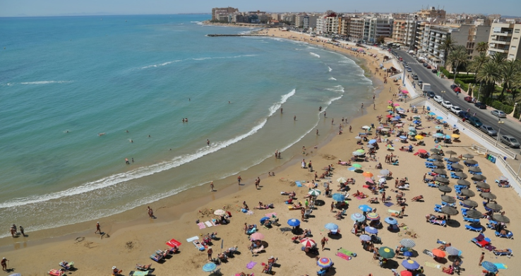 Torrevieja wird auch 2026 seine sechs Blauen Flaggen für seine Strände behalten.