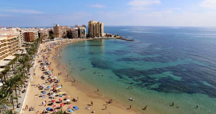 Torrevieja arborera pour la première fois le drapeau des plages sans fumée