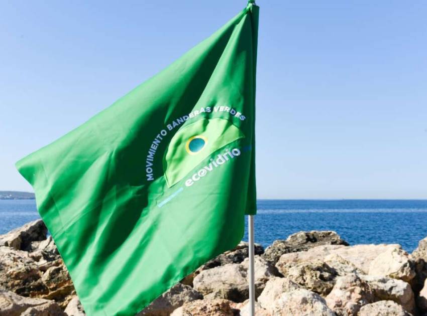 Cet été, Torrevieja participe au défi d'obtenir le drapeau vert de la durabilité de l'hôtellerie d'Ecovidrio