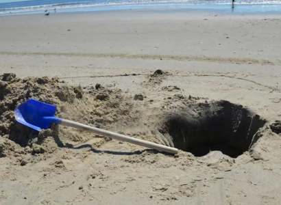 ¿Cuáles son los peligros de cavar hoyos en la playa?