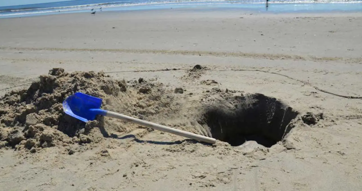 Quels sont les dangers de creuser des trous sur la plage ?