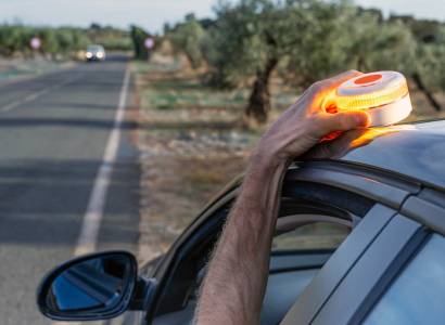 Questions and Answers About the V-16 Beacon: Spain’s DGT Clarifies Doubts and Debunks Rumors