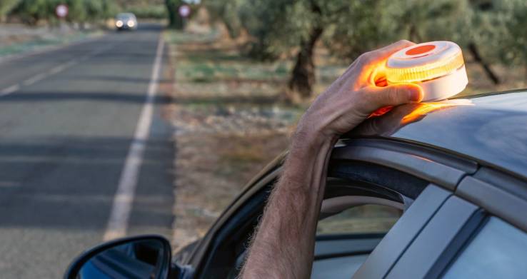 Questions and Answers About the V-16 Beacon: Spain’s DGT Clarifies Doubts and Debunks Rumors