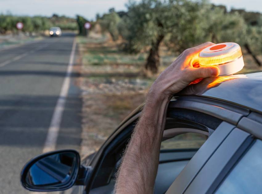 Questions and Answers About the V-16 Beacon: Spain’s DGT Clarifies Doubts and Debunks Rumors