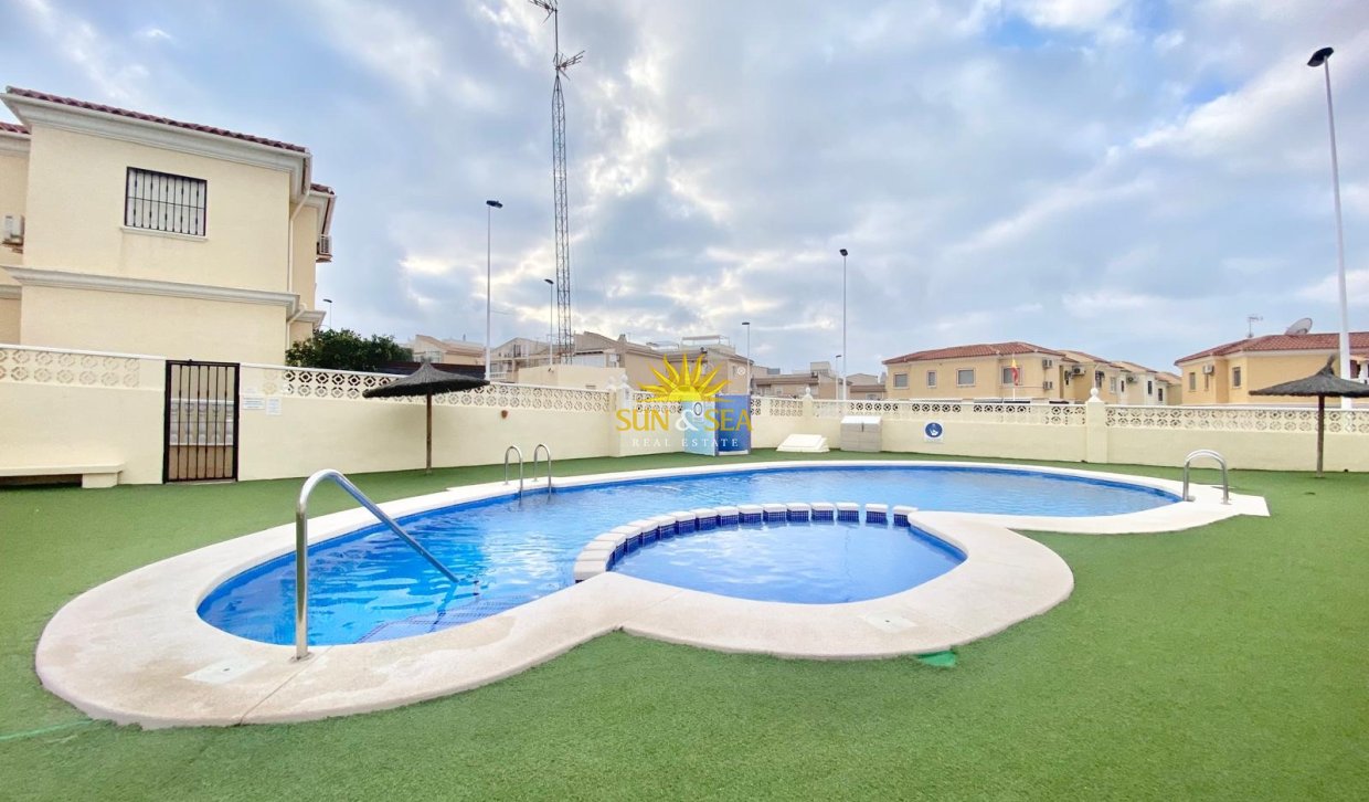 Alquiler a largo plazo - Bungalow - Torrevieja - Aguas Nuevas