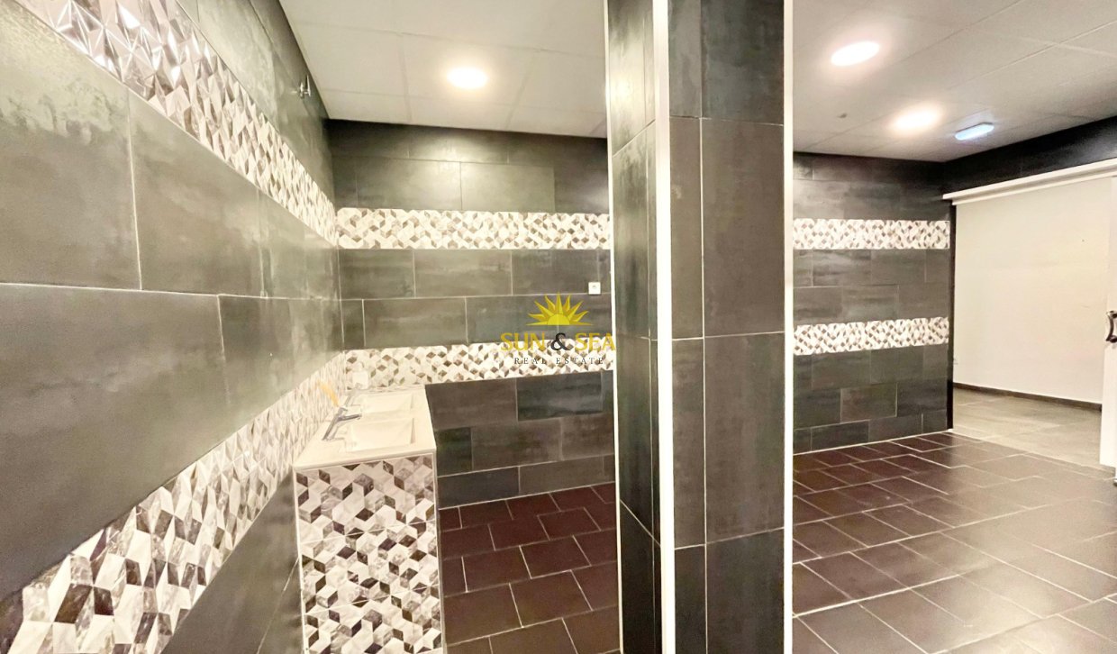Resale - Commercial - Torrevieja - Playa del Cura