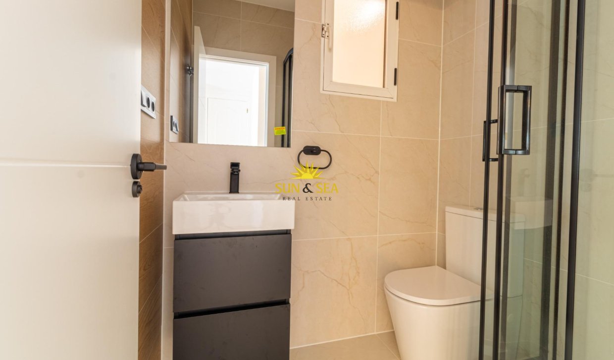 Reventa - Villa / Semi separado - Torrevieja - Los altos