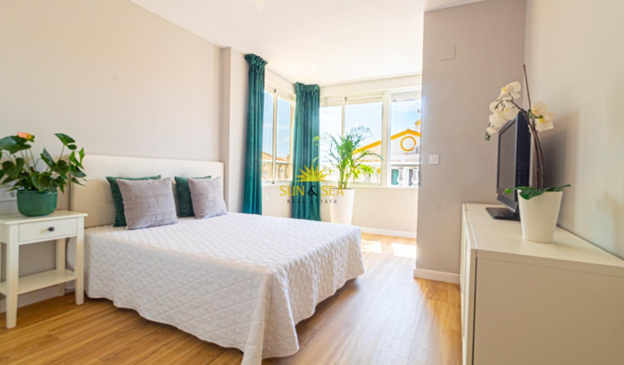 Reventa - Villa / Semi separado - Torrevieja - Los altos