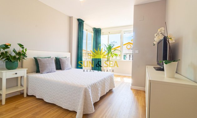 Reventa - Villa / Semi separado - Torrevieja - Los altos
