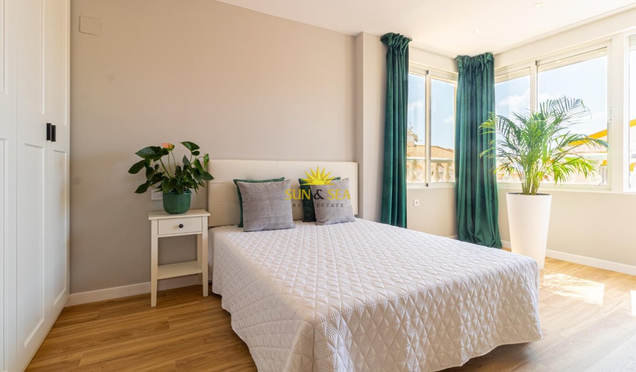 Reventa - Villa / Semi separado - Torrevieja - Los altos