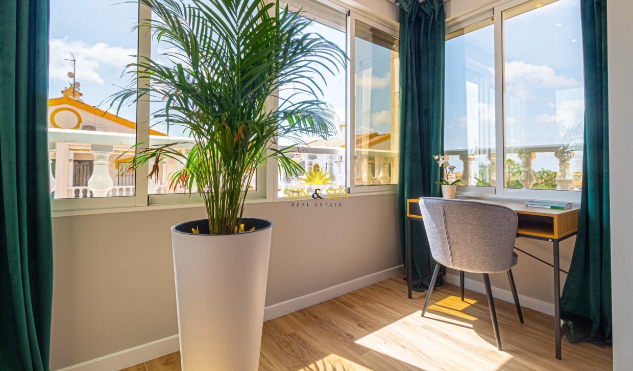 Reventa - Villa / Semi separado - Torrevieja - Los altos