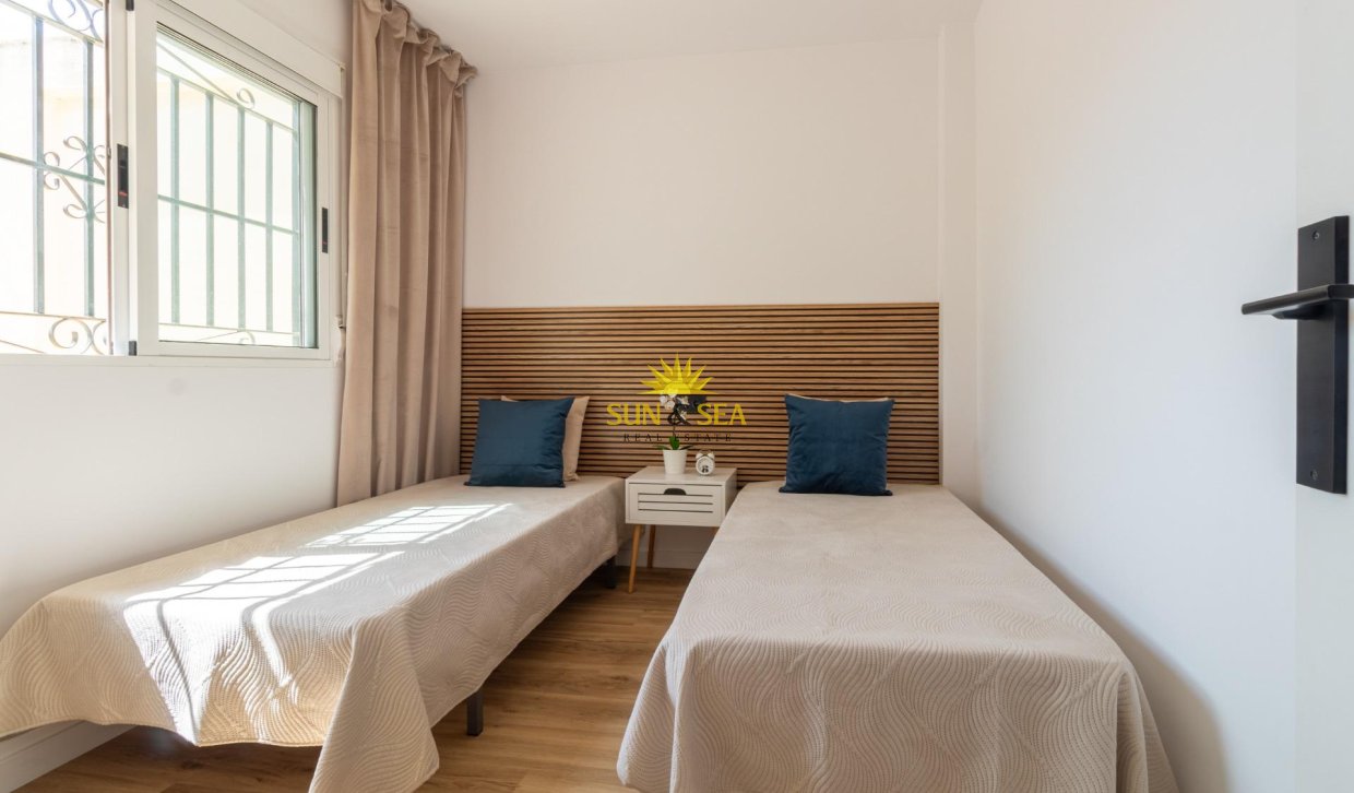 Reventa - Villa / Semi separado - Torrevieja - Los altos