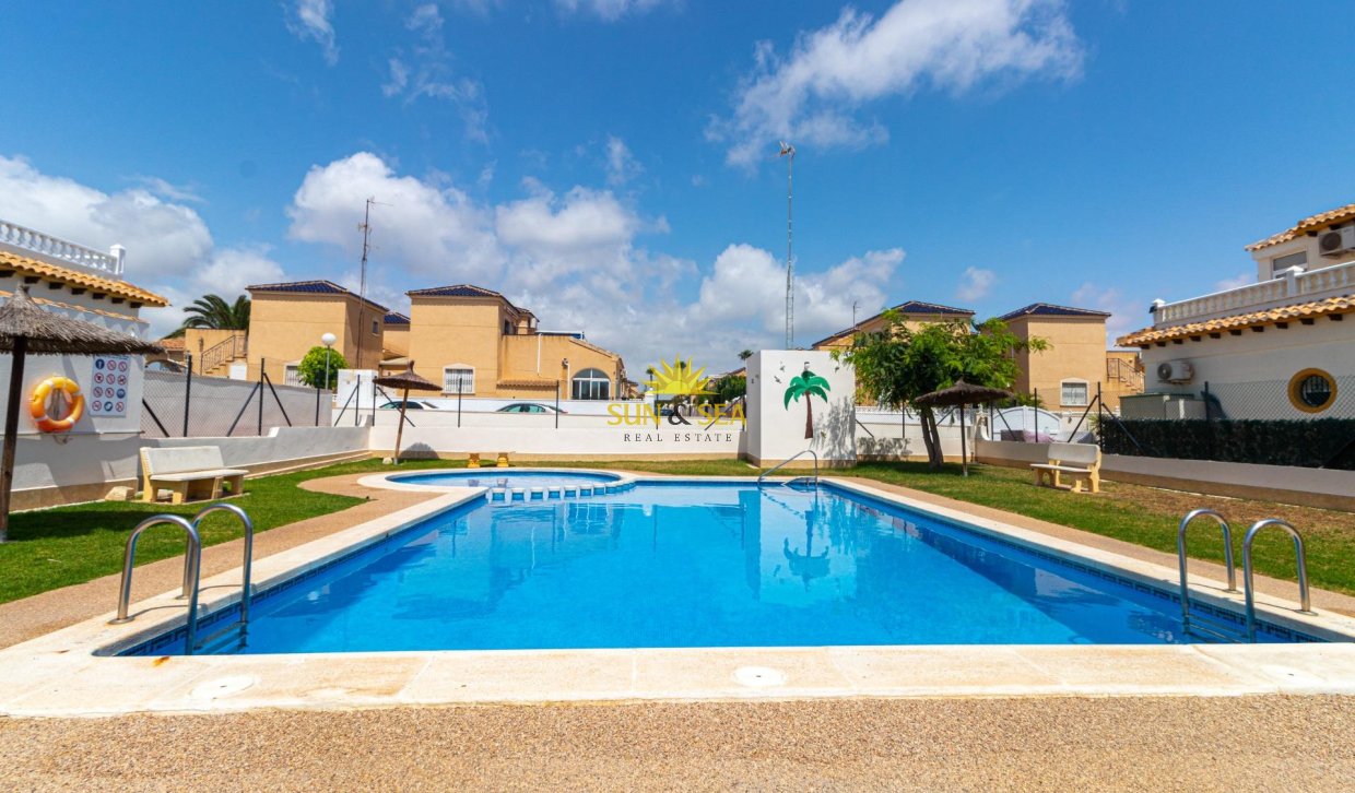 Reventa - Villa / Semi separado - Torrevieja - Los altos