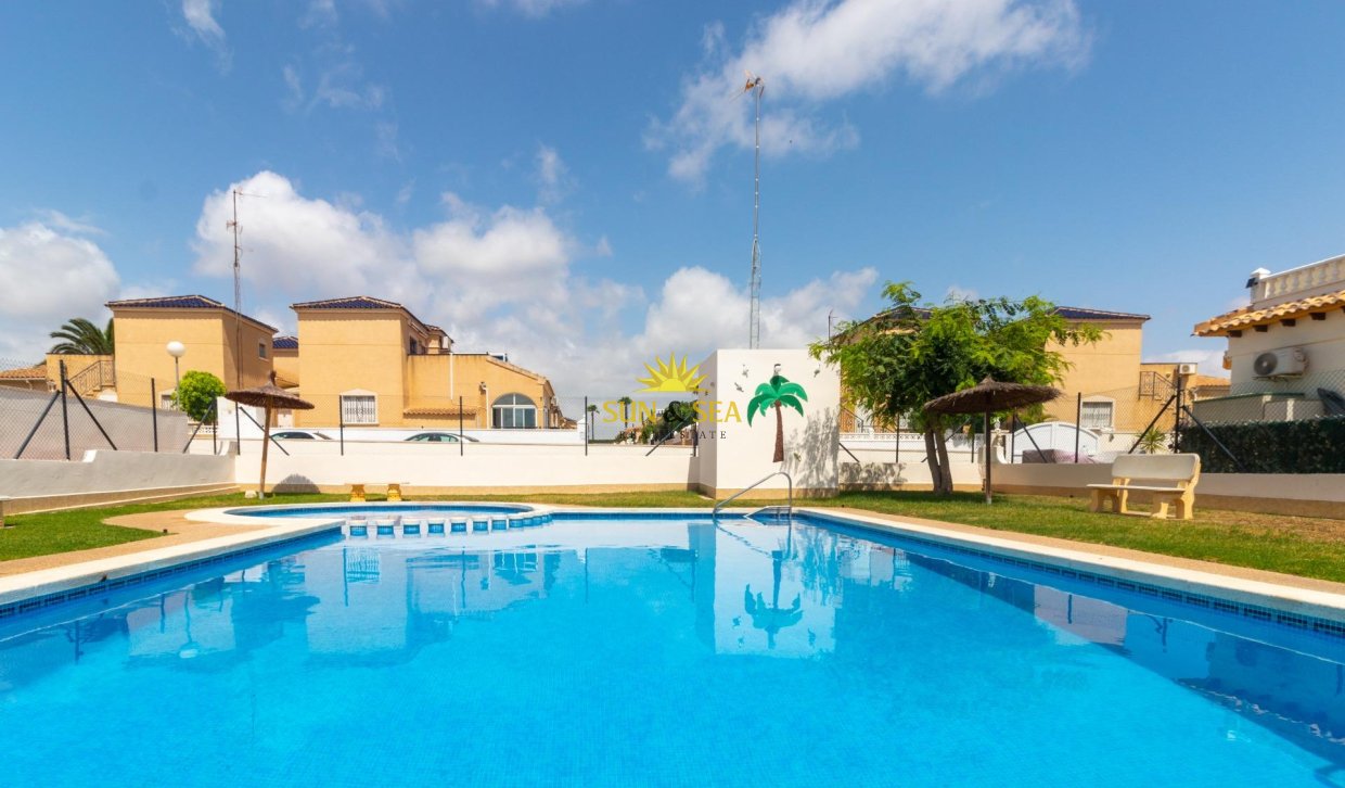 Reventa - Villa / Semi separado - Torrevieja - Los altos