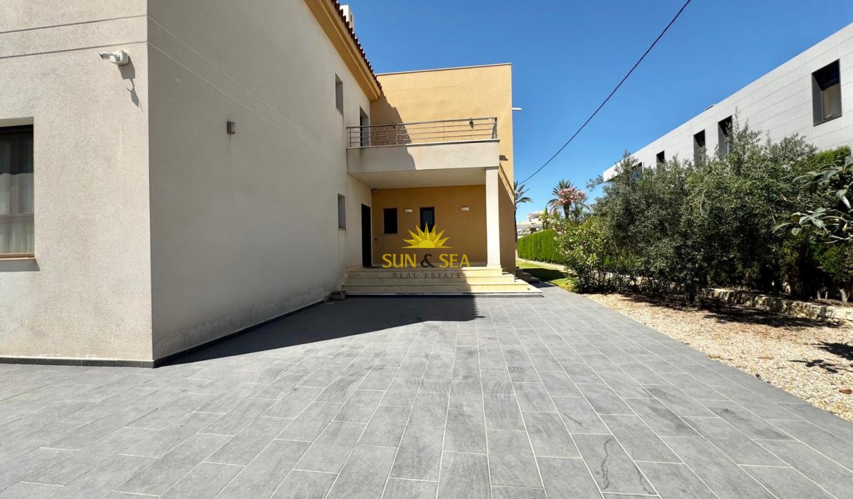 Resale - Villa / Semi detached - Orihuela Costa - Cabo Roig
