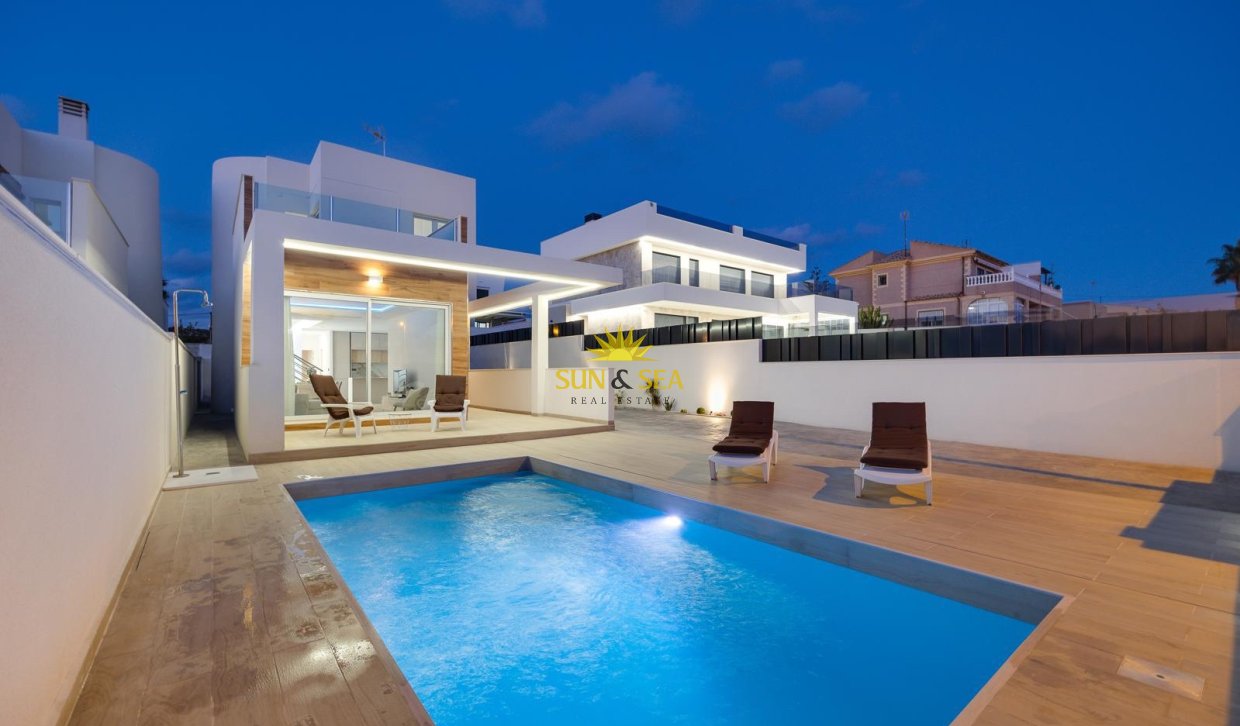 Reventa - Chalet - Torrevieja - Aguas Nuevas